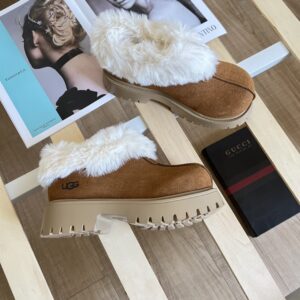 מגפון קצר UGG